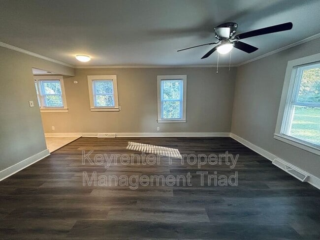 Building Photo - 5087 Meadowbrook Dr