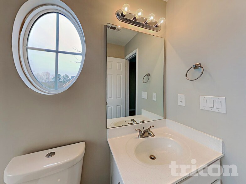 Building Photo - 1131 Delander Ln