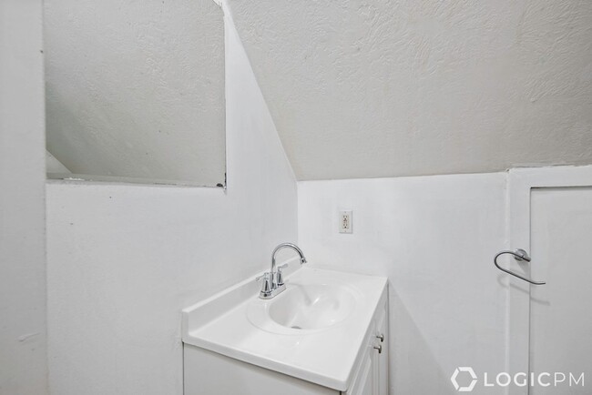 Building Photo - 194 E 4800 S