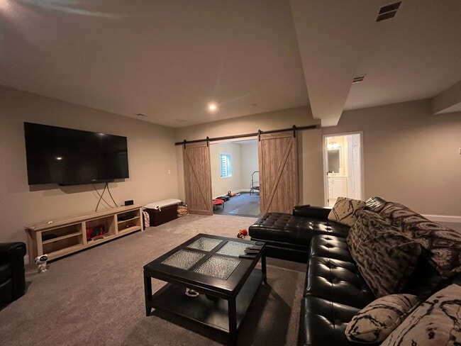 Building Photo - 4 Bedroom, 3.5 Bathroom Townhouse