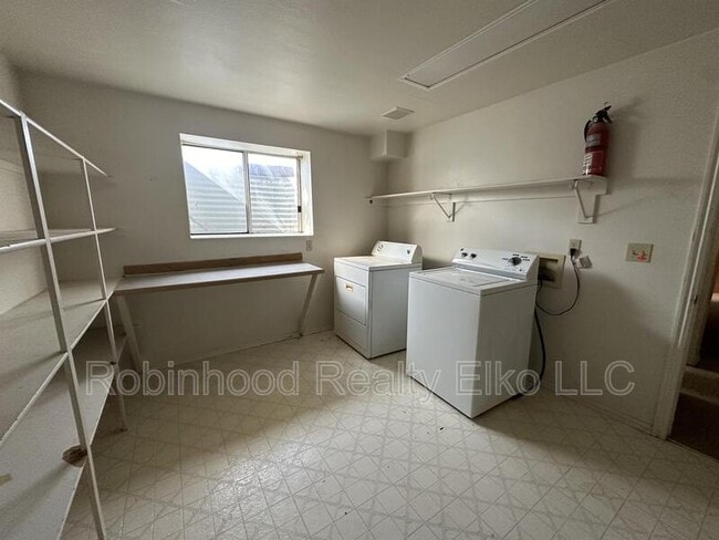 Building Photo - 1235 Dotta Dr
