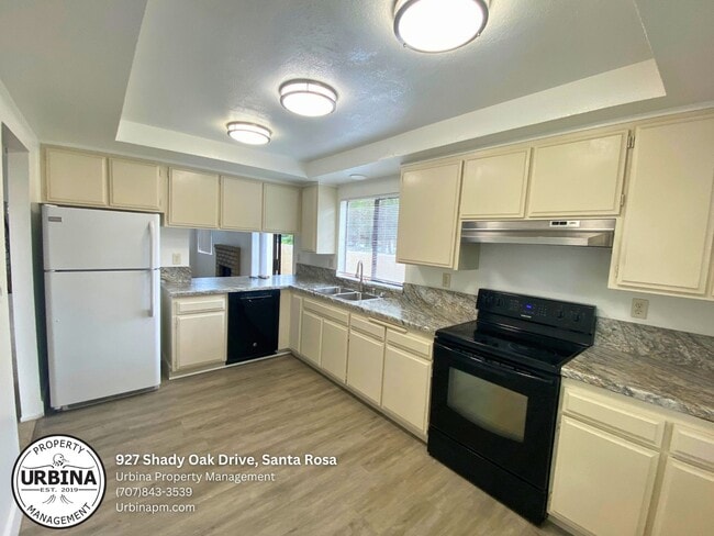 Building Photo - Cute End Unit in Desirable Complex