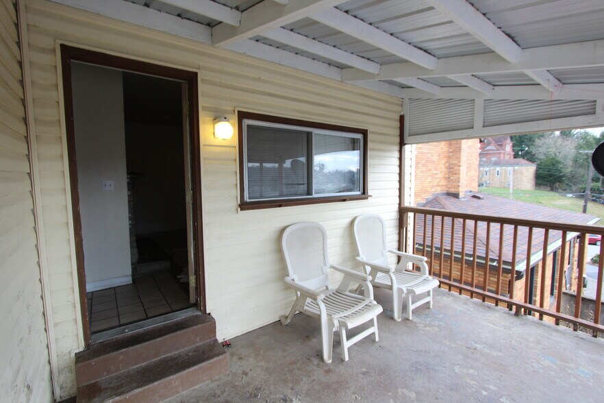 Building Photo - 624 Carothers Ave