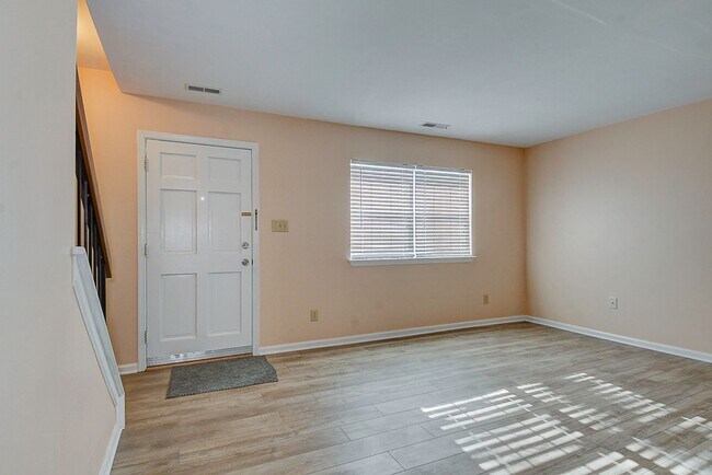 Building Photo - TOWNHOME FOR RENT - HAMPTON!