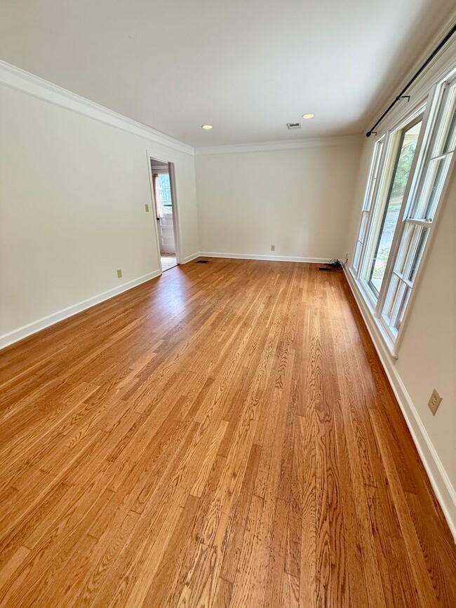 Building Photo - HUGE 4 Bedroom 2.5 Bath Donelson Ranch Cha...