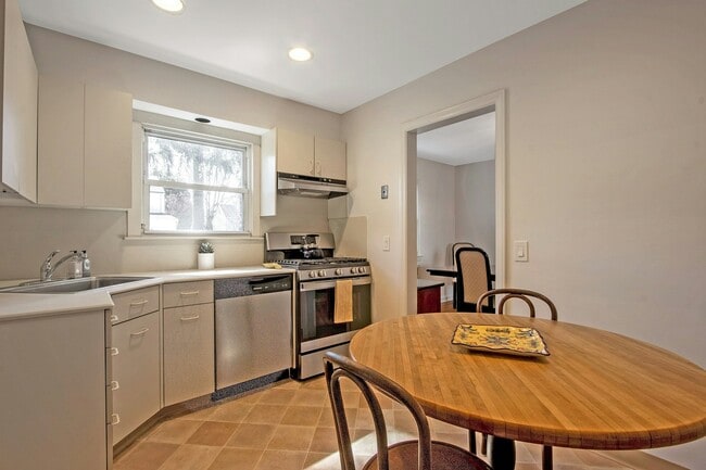 Building Photo - 120 Van Buren Ave