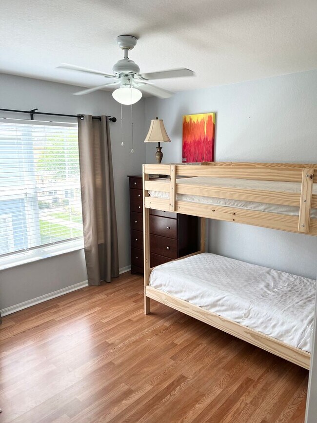 Building Photo - Fully Furnished 4 Bedroom 3 Bath Townhome ...