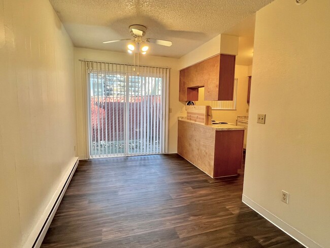 Building Photo - 2 Bedroom 1 Bath Duplex in Alpine Village....