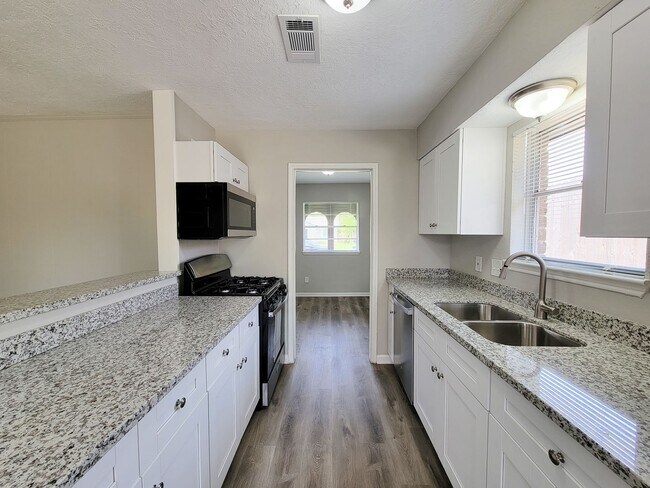 Building Photo - REMODELED 4 BEDROOM 2 BATH LEASE HOME IN H...