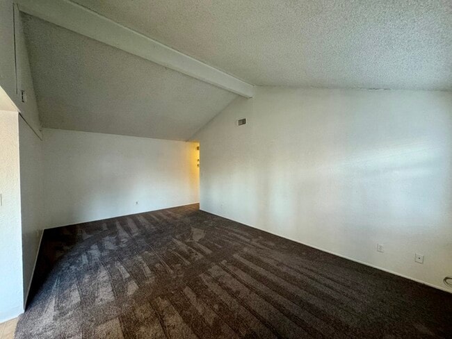 Building Photo - Charming & Cozy Duplex ? 2 Bedroom, 1 Bathroom for Rent!