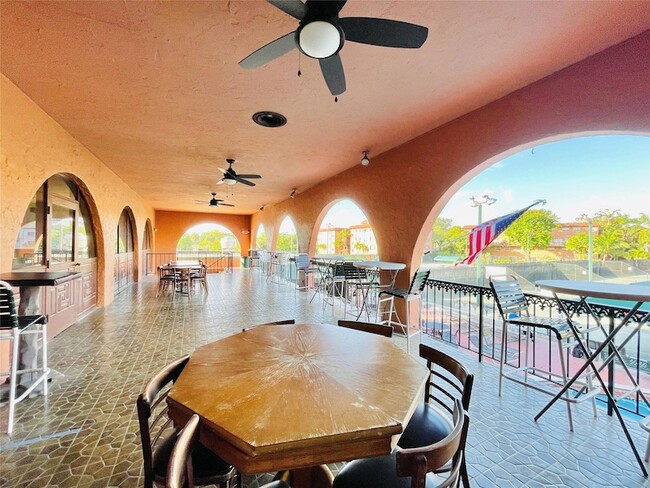 Building Photo - 660 Tennis Club Dr