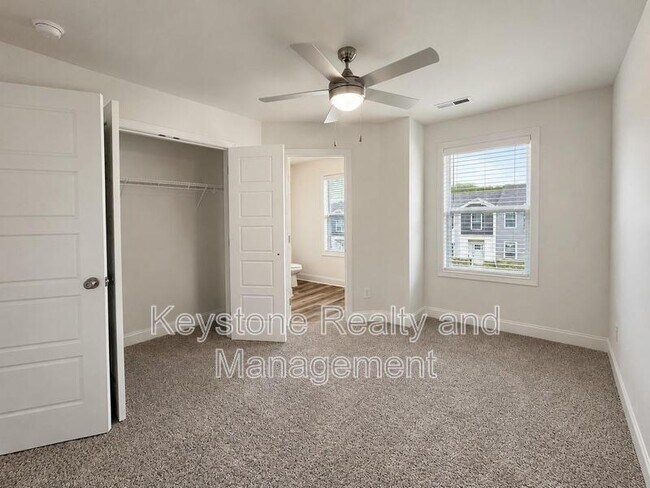 Building Photo - 919 Martin St