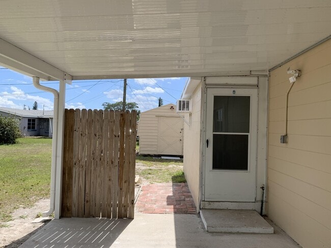 Building Photo - 1120 Vineyard St