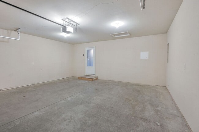 Building Photo - Turnberry Ridge – 3 Bedroom, 2.5 Bath Zero-Lot Home with 2-Car Garage
