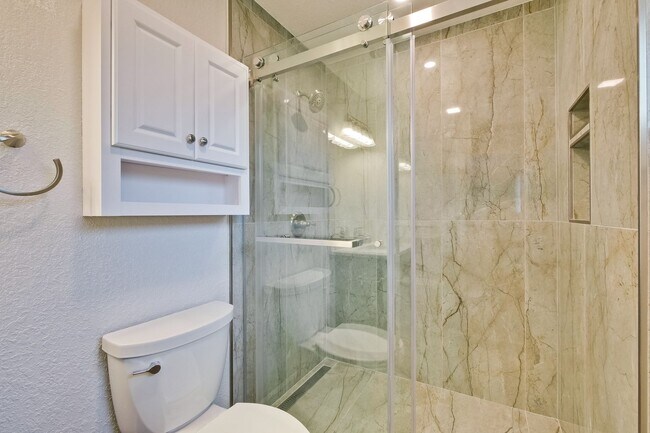 Building Photo - Warm and Inviting 3 bedroom, 2 Bath Home