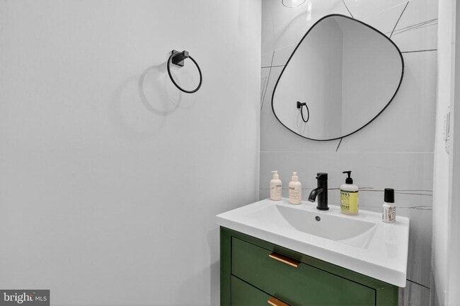 Building Photo - 32 Adams St NW