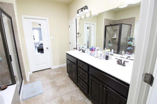 Building Photo - 610 Spanish Mustang Dr