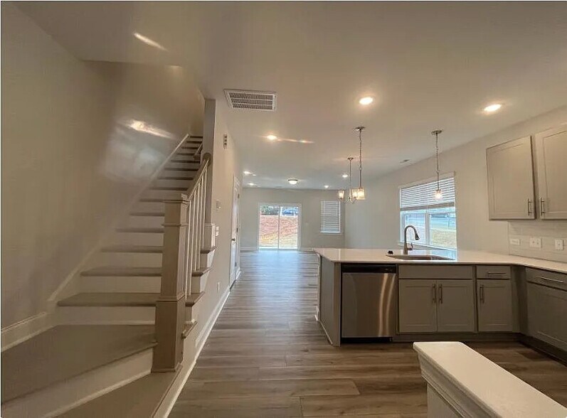 Building Photo - Room in Townhome on Old Grove Ln