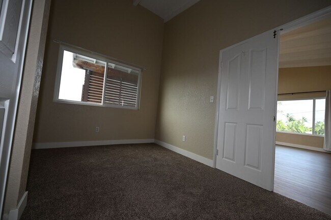 Building Photo - 4672-76LB