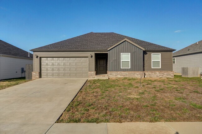Building Photo - Modern 3 Bed / 2 Bath Home