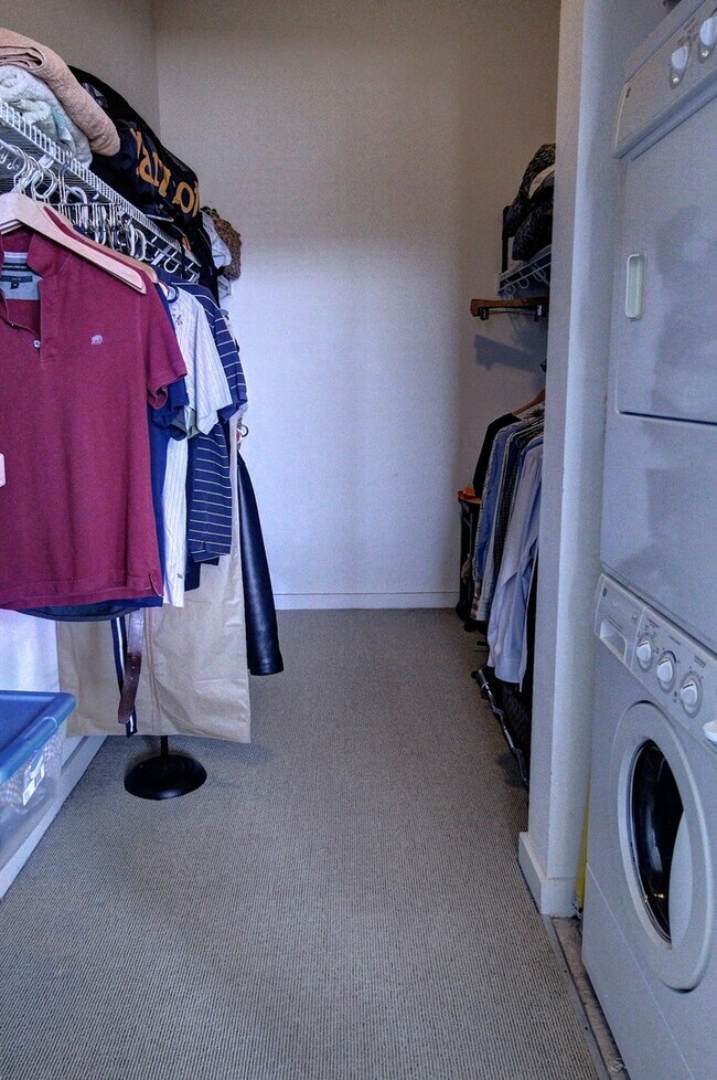 Building Photo - Downtown Durham 1bd/1ba Corner-Unit Condo with On-Site Personal 1-Car Garage!