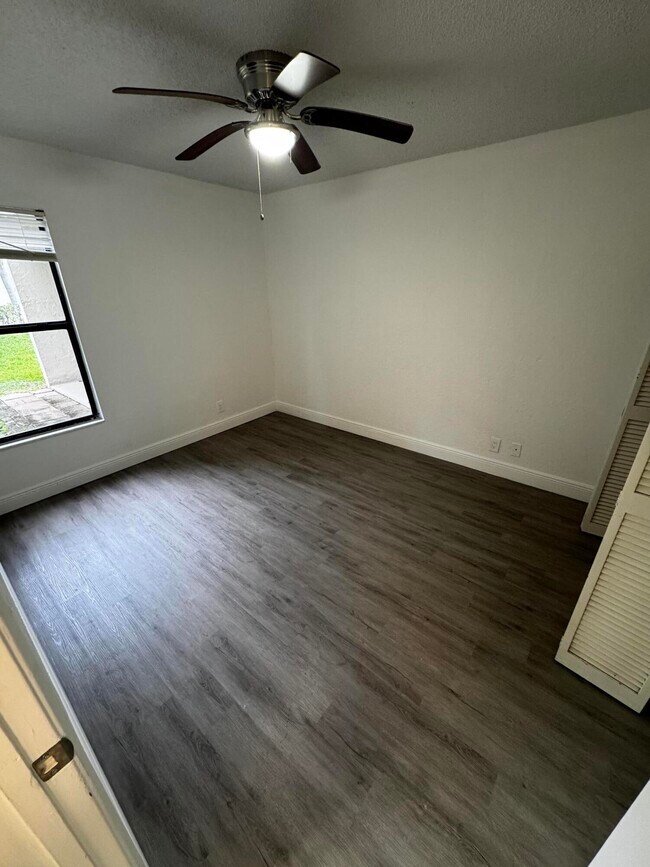 Building Photo - 1525 Lake Crystal Dr