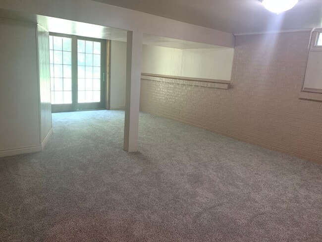 Building Photo - 4 bedroom home in Lowell Schools!