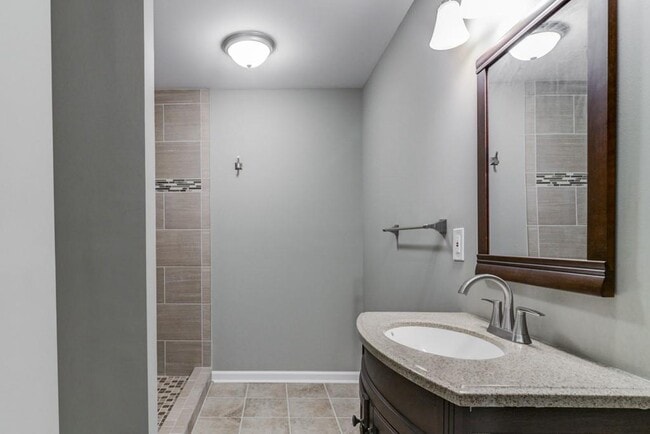 Building Photo - 567 Ashburton Ave