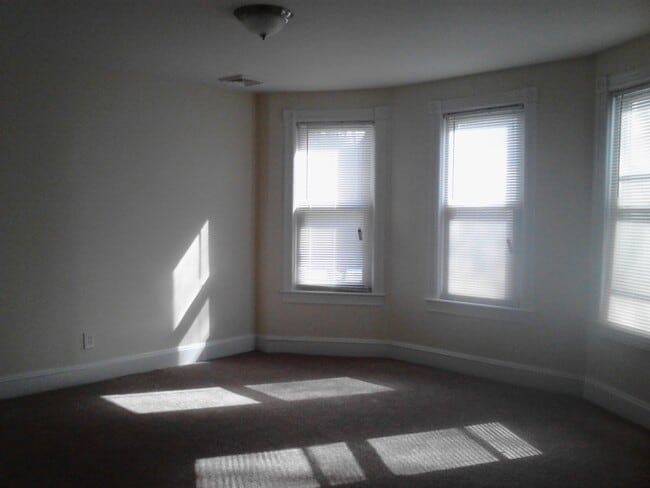 Building Photo - Fantastic 1  Bedroom Apartment in Great Neighborhood! Recently Renovated! Lots of Natural Light! ...