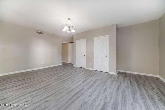 Building Photo - 1112 E Oak St
