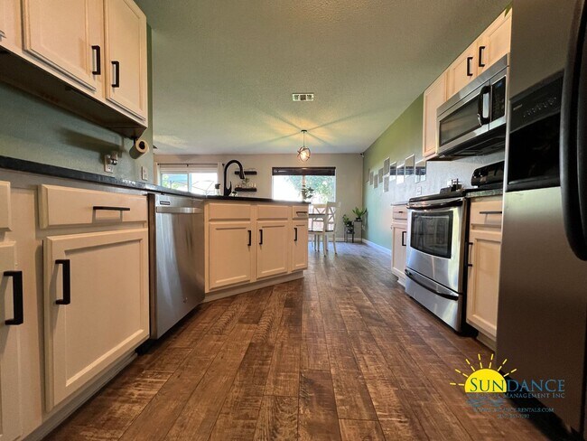 Building Photo - Impeccable 3 Bedroom Home in Shalimar!