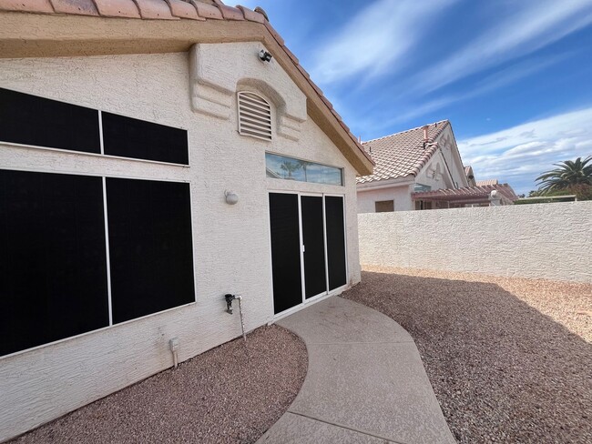 Building Photo - Single story home with pool
