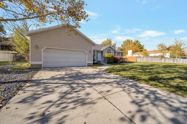 Building Photo - Spacious Sandy Rambler w 2 car attached