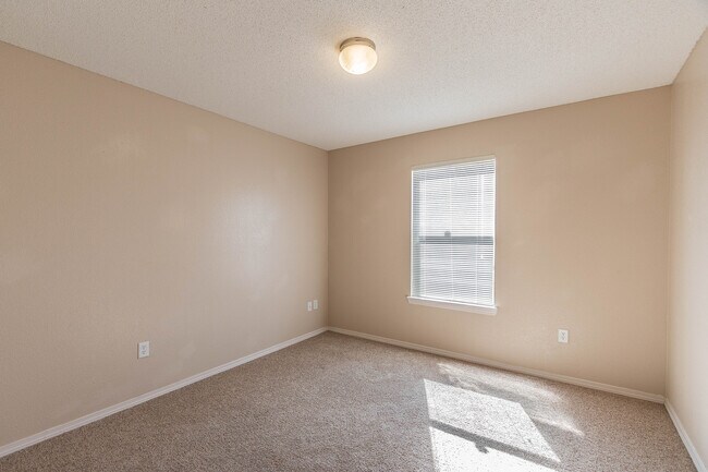 Building Photo - 3 bedroom 2 bath home in Northeast El Paso (nearby Fort Bliss)