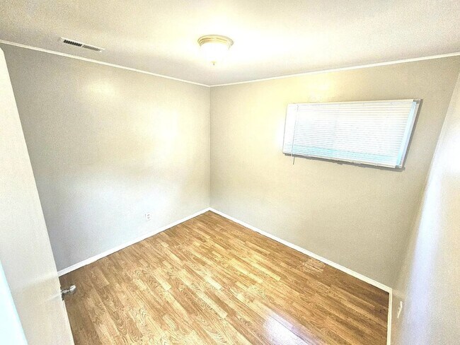 Building Photo - Amazing 3 Bedroom 1 Bathroom Home
