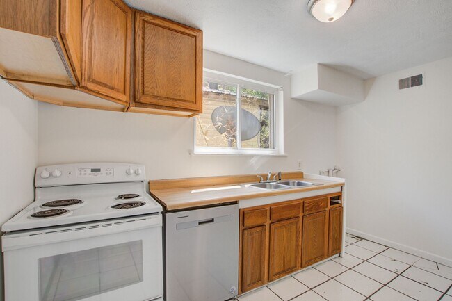 Building Photo - Now Leasing - Charming Renovated 3BR Home Near Downtown Columbia & Major Colleges