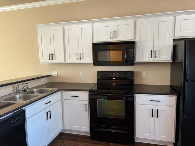 Building Photo - JULY MOVE IN - Spacious 3 Bedroom 3.5 Bath...