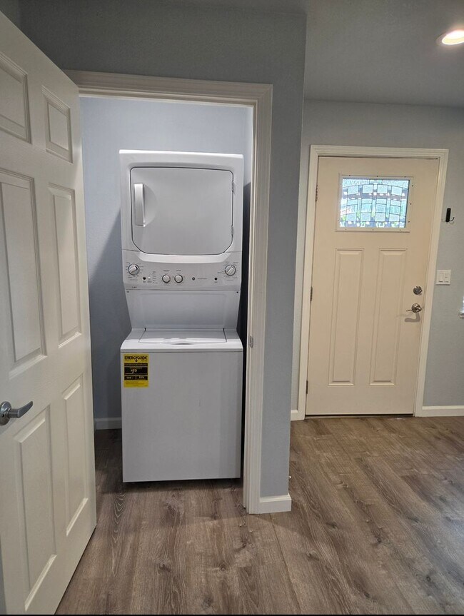 Building Photo - QUAINT ADU