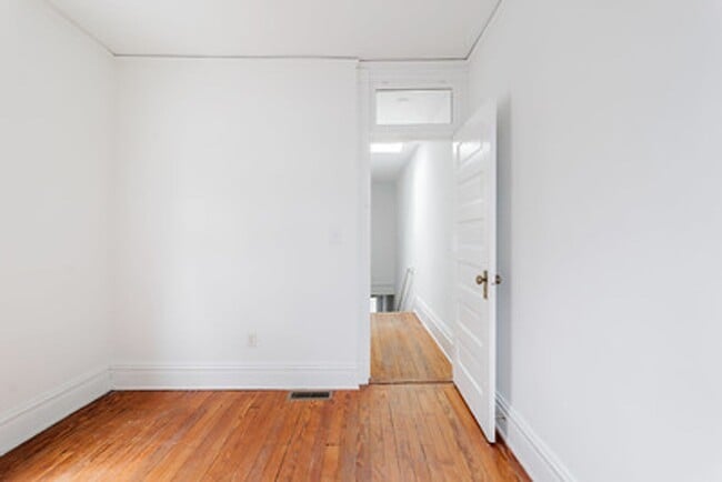 Building Photo - Great Fan Rowhouse!!