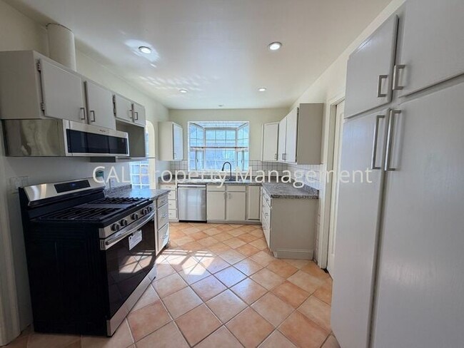 Building Photo - 3 bedroom 2 bathroom single level home!