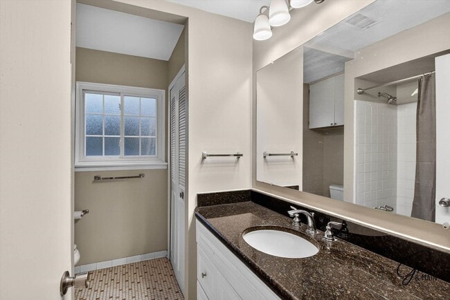 Building Photo - 1 bedroom $1095