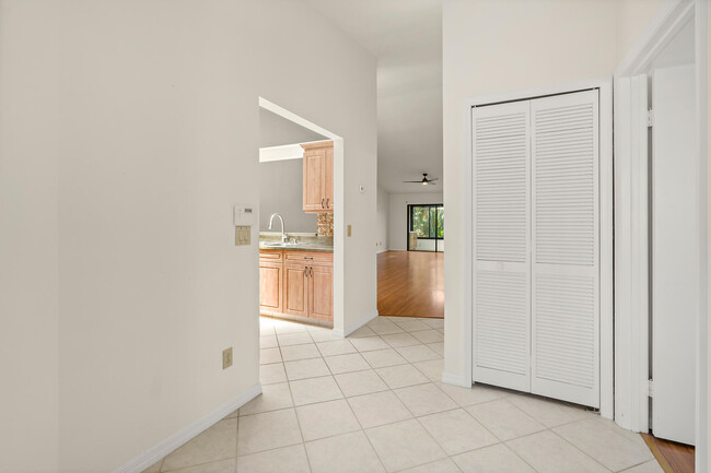 Building Photo - 604 Parkside Pl
