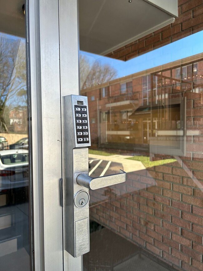 Building Photo - One bedroom one bathroom apartment off of West Union - Downtown Morganton