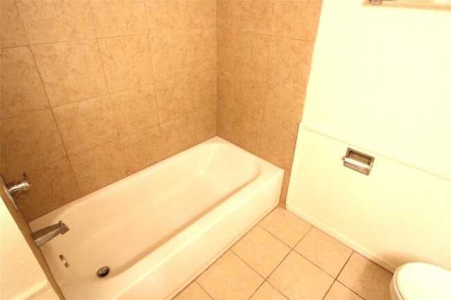 Building Photo - 114 NE 12th St