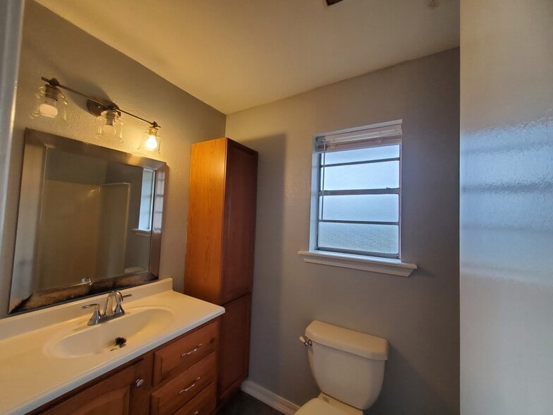 Building Photo - 1595 S Louisiana Ave