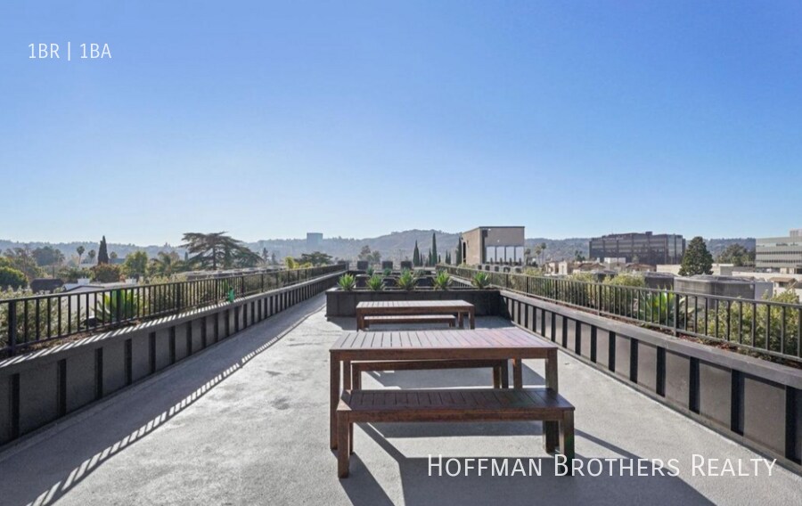 Building Photo - 10806 Blix St