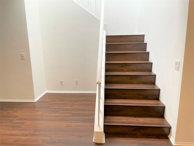 Building Photo - 1450 Palisades Dr