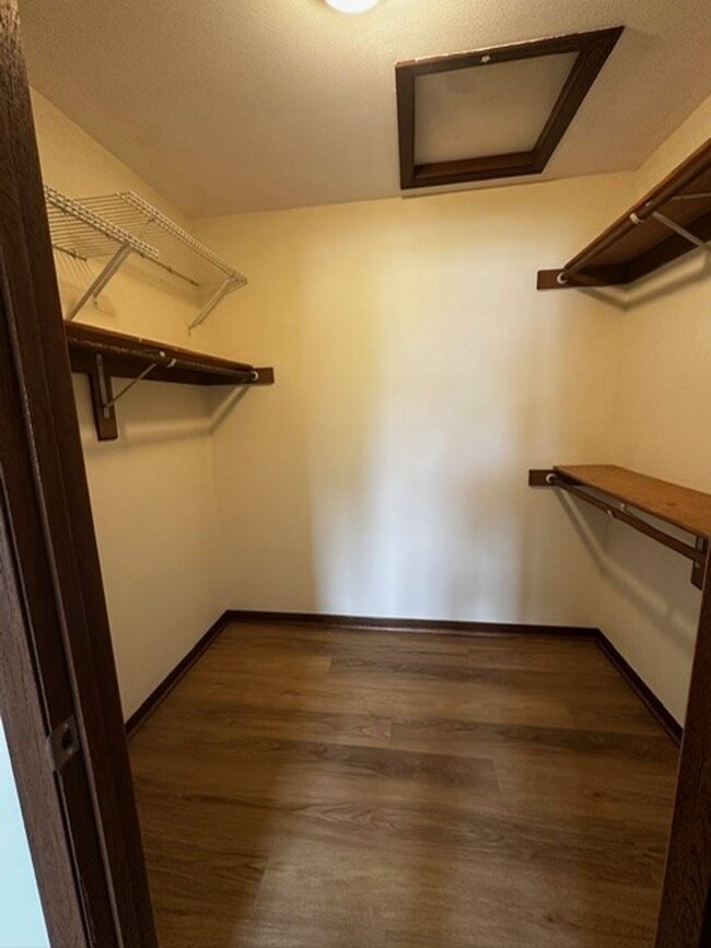 Building Photo - 3 bed/2 bath West Side Townhome