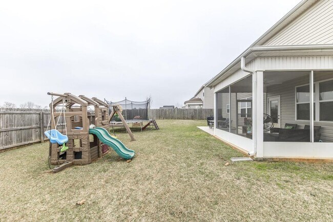 Building Photo - "Spacious 4-Bedroom Home with Granite Coun...