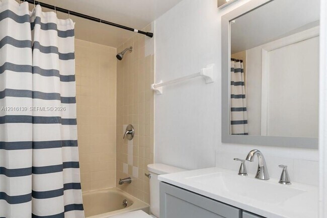 Building Photo - 825 Egret Cir